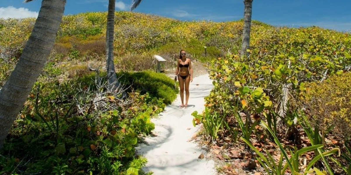 Mujer caminando en las dunas de Isla Contoy