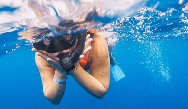 blog-whaleshark-tiburon ballena-mujer-snorkel-1200x600-1-1